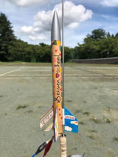 ペンシルロケットの中には平和への祈りの書かれた短冊が入っています。.jpg