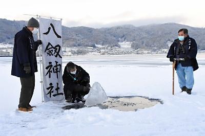 諏訪湖全面結氷.jpg