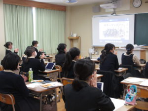 リモートで総会　拍手をする生徒